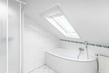 Badezimmer - DG Neu-Isenburg: Gewerbegrundst�ck mit Werkshalle, Wohnhaus und Garagen sowie attraktiven Bauoptionen