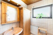 Badezimmer 2 im DG Neu-Isenburg: Mehrgenerationenhaus mit drei Mieteinheiten und attraktivem Baufeld mit Bauvorbescheid