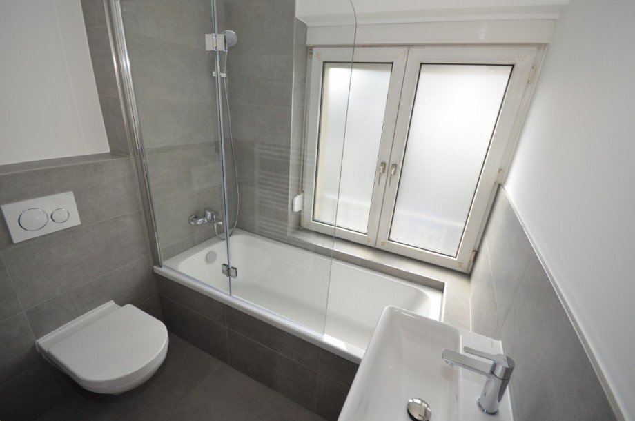 Badezimmer mit Fenster - OG Doppelhaush�lfte Neu-Isenburg
